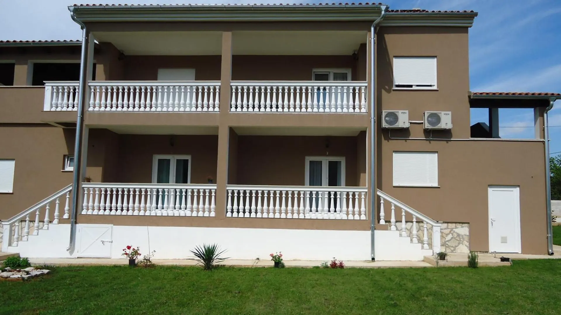 Nina Apartments Крница 0*,